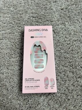 Dashing Diva Gel Press-On Nails - Pink and White Gradient